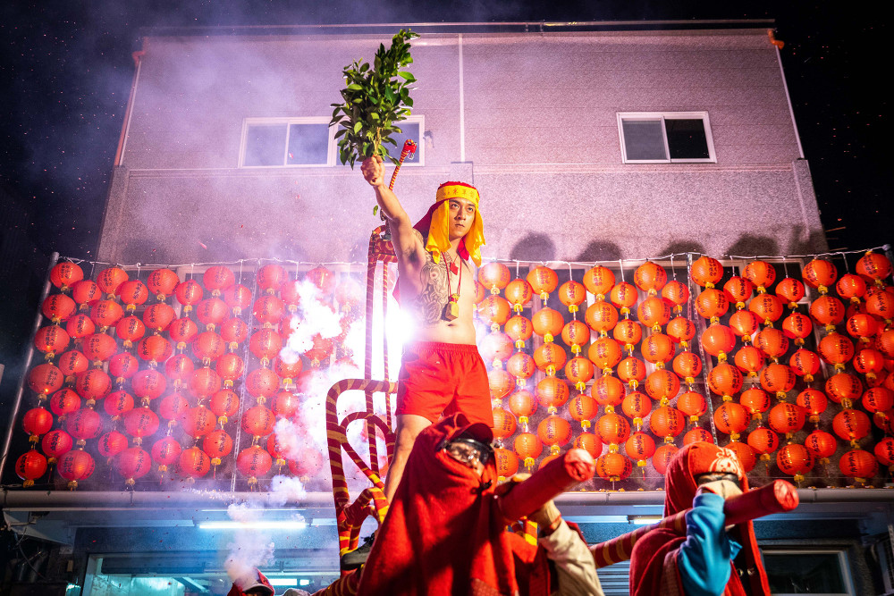 鄭人碩在賀歲電影《寒單》親自上陣炸寒單，砲火直衝仍面不改色_想亮影藝提供