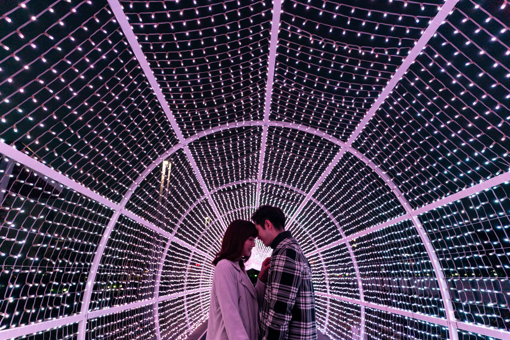 金鐘添馬公園的50公尺光影隧道，也因應「愛與浪漫」的主題而換上粉紅色燈光效果