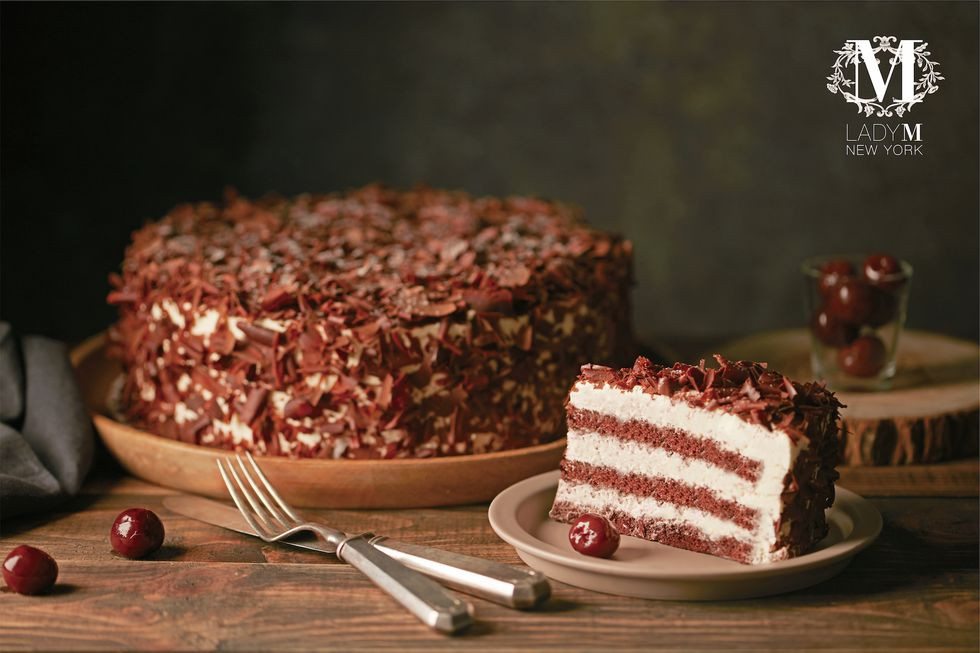 黑森林蛋糕-單片售價280元-9吋2-800元-香濃的巧克力蛋糕夾裹白色細緻的鮮奶油-最外層再覆上滿滿的碎巧克力片-從視覺上到味覺上都華麗無比-1546650452