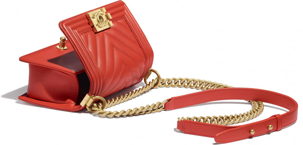 small-boy-chanel-handbag-red-calfskin-gold-tone-metal-calfskin-gold-tone-metal-packshot-other-a67085y822665b651-8808872575006