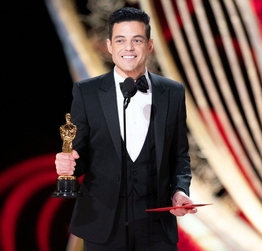 Rami-Malek-Tumbles-Off-Stage-Best-Actor-Win-Oscars-2019-05