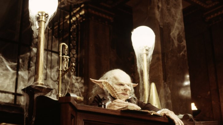 WB_F1_GringottsGoblin_GoblinAtDeskInGringotts_2337