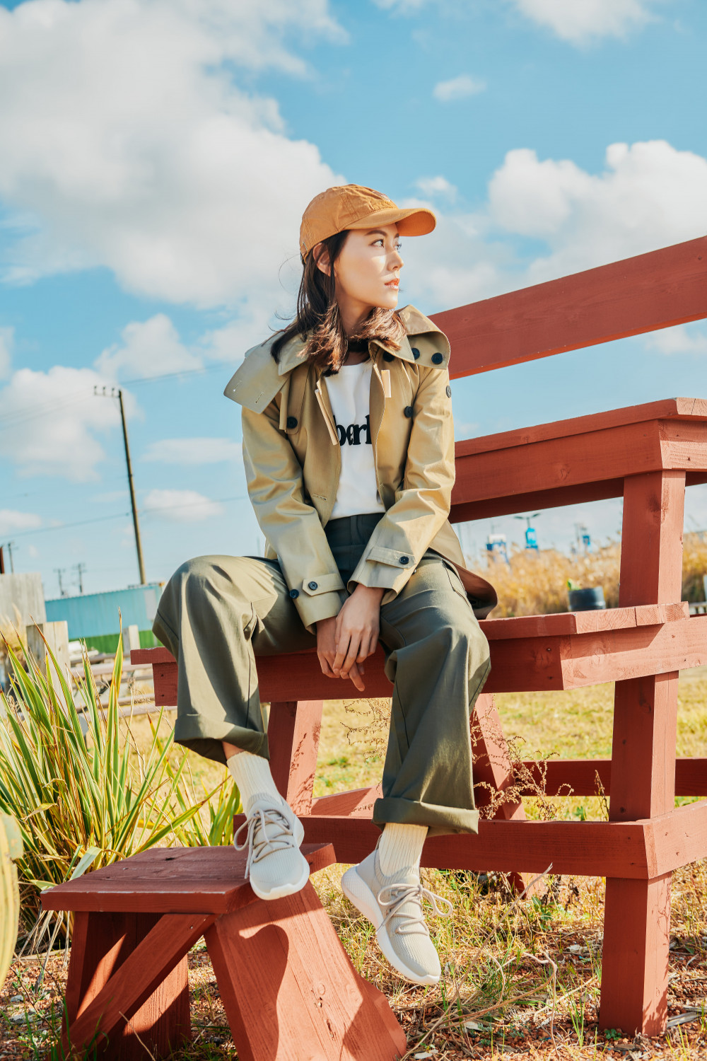 新聞照片二：「心地日常」文青雜貨店創始人蔣雅文，揮別演藝人生回歸質樸簡約生活，穿上Timberland防水經典風衣以及輕鬆合身的萬用褲，用心感受慢活的每一分悸動。