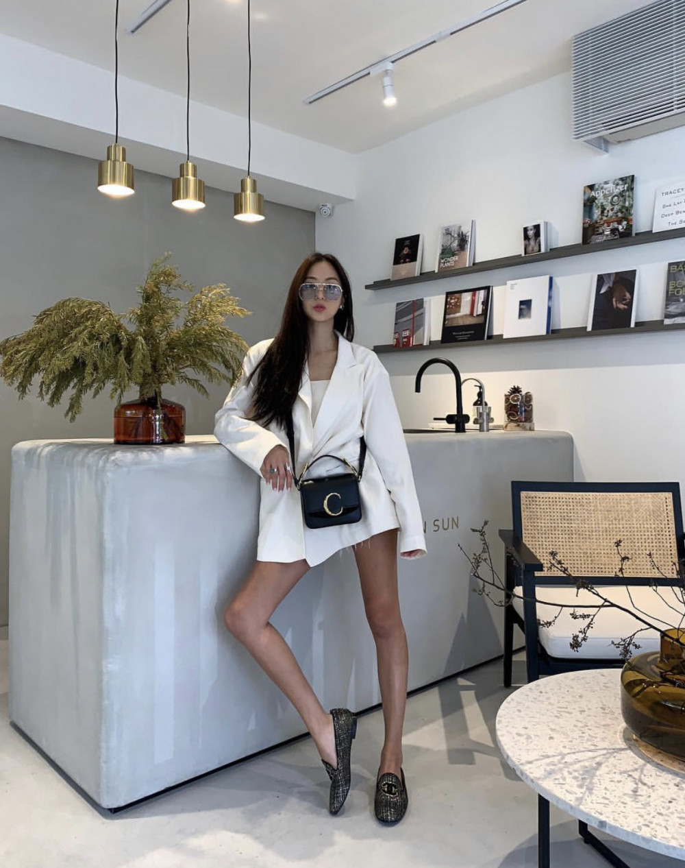 1. 孫芸芸以經典款黑色Mini Chloé C打造時髦上班裝束(包款售價NT$44,400,圖片截取自孫芸芸IG)