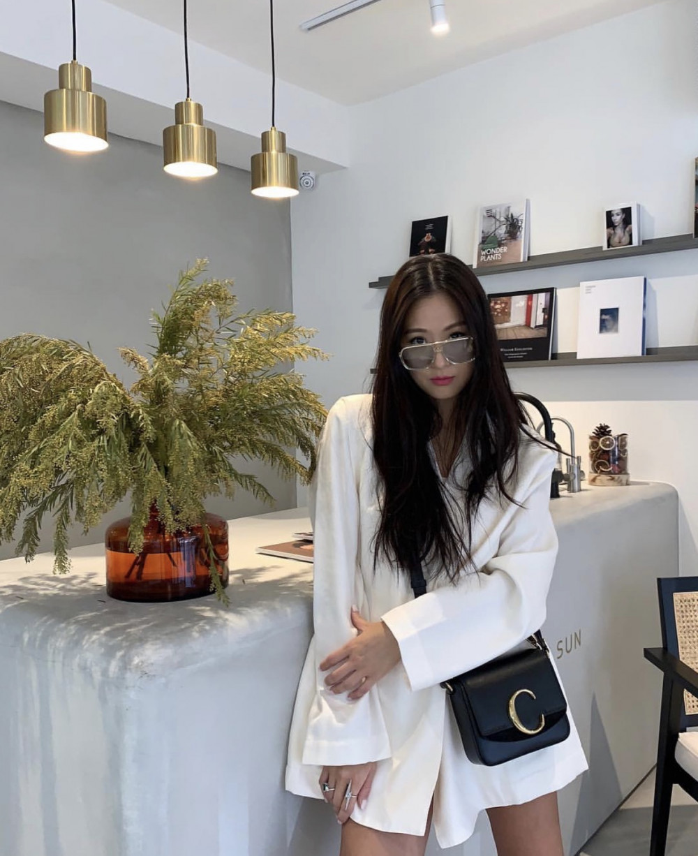2. 孫芸芸以經典款黑色Mini Chloé C打造時髦上班裝束(包款售價NT$44,400,圖片截取自孫芸芸IG)