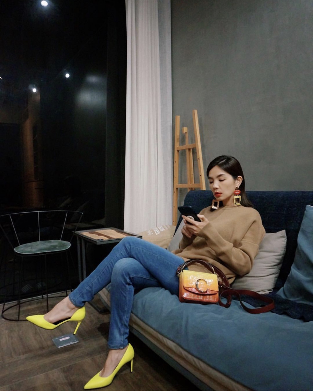 6. Ella以漸層夕陽色Mini Chloé C妝點人妻約會造型(包款售價NT$52,500,圖片截取自Ella IG)