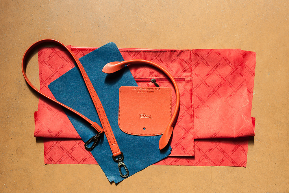 Le Pliage系列透過柔軟質感的皮革重新演繹，Le Pliage Cuir小羊皮摺疊包系列使皮革能如同尼龍包款一般折疊收納，並且不留下摺痕_1 (1)