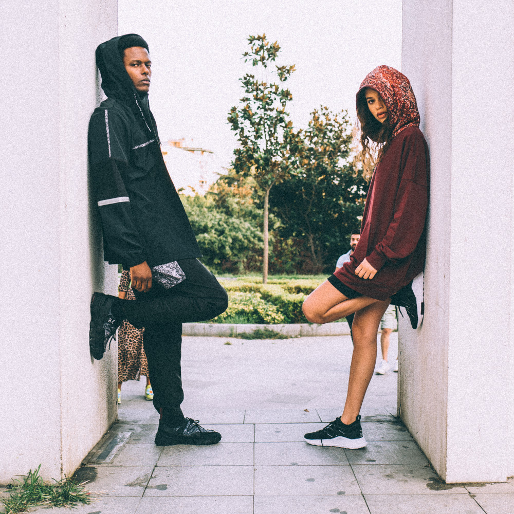 PUMA Les Benjamins系列風衣外套NT$6,780、Les Benjamins系列短袖T恤NT$1,680、Les Benjamins系列長褲NT$3,980(左);Les Benjamins系列長厚連帽T恤NT$3,380、SHOKU LES BENJAMINS NT$4,980(右)(1)