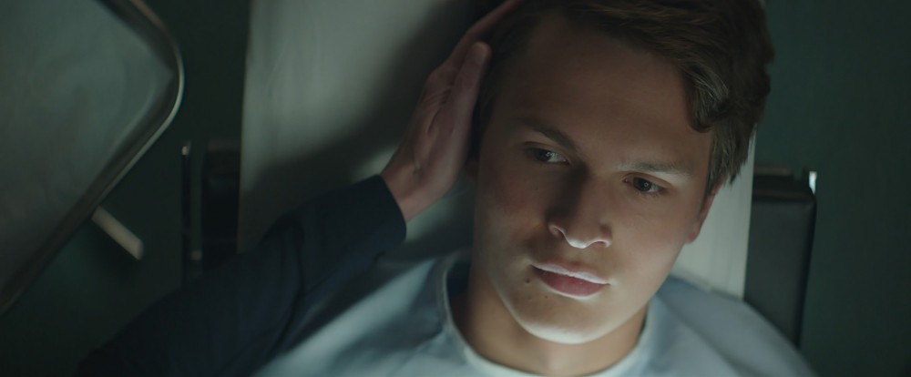 《切換人生》邀來以《玩命快劫》走紅影壇的好萊塢新星安索艾格特挑戰一人分飾兩角,精湛詮釋雙重人格的對比與壓抑,塑造不寒而慄的驚悚氛圍