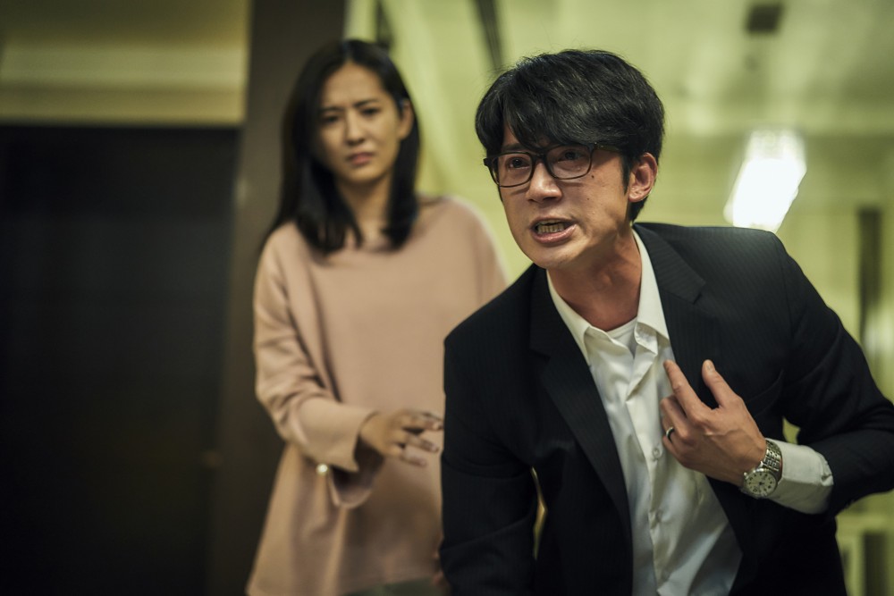 《我們與惡的距離》吳慷仁演出醉後吐真言，吳慷仁真喝高粱再上_公視提供 (1)