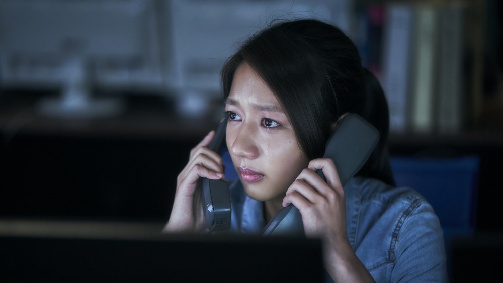 《我們與惡的距離》陳妤在新聞副控室播哥哥被槍決伏法的新聞_公視提供 (1)