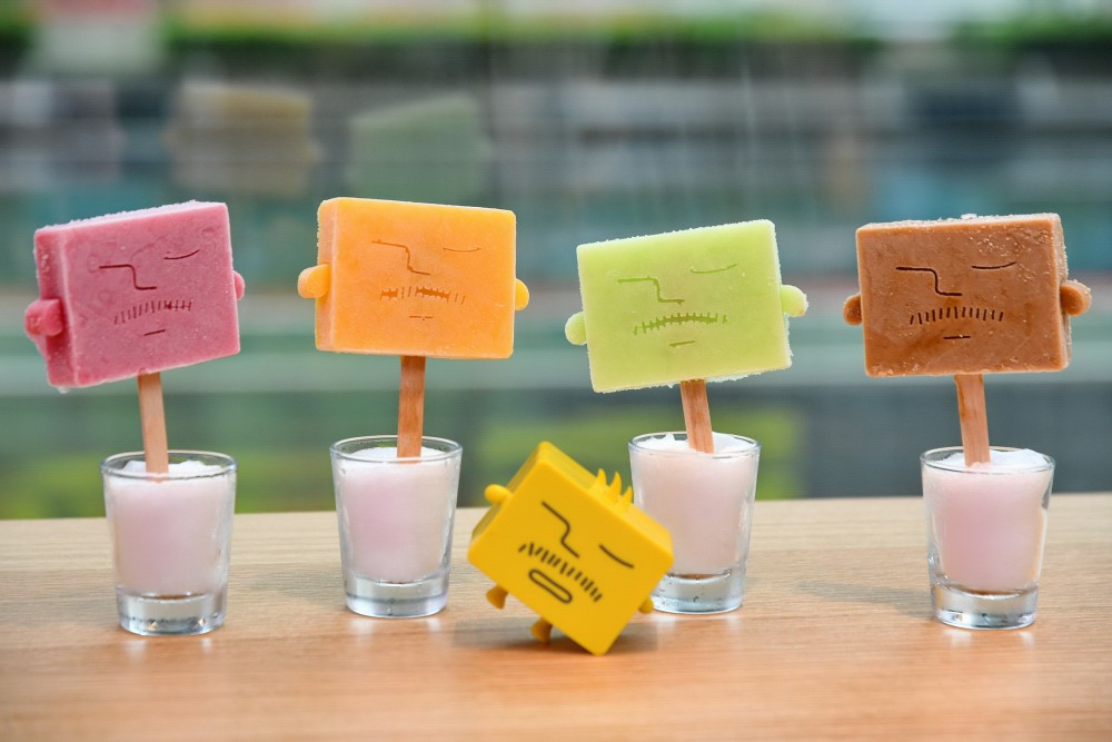 【新聞稿圖片5】凡於 2019年04月22日至2019年04月25日期間，到ICE MONSTER永康創始店點用任一綿花甜系列商品，前100名消費者，將加贈冰塊老闆造型冰棒乙支