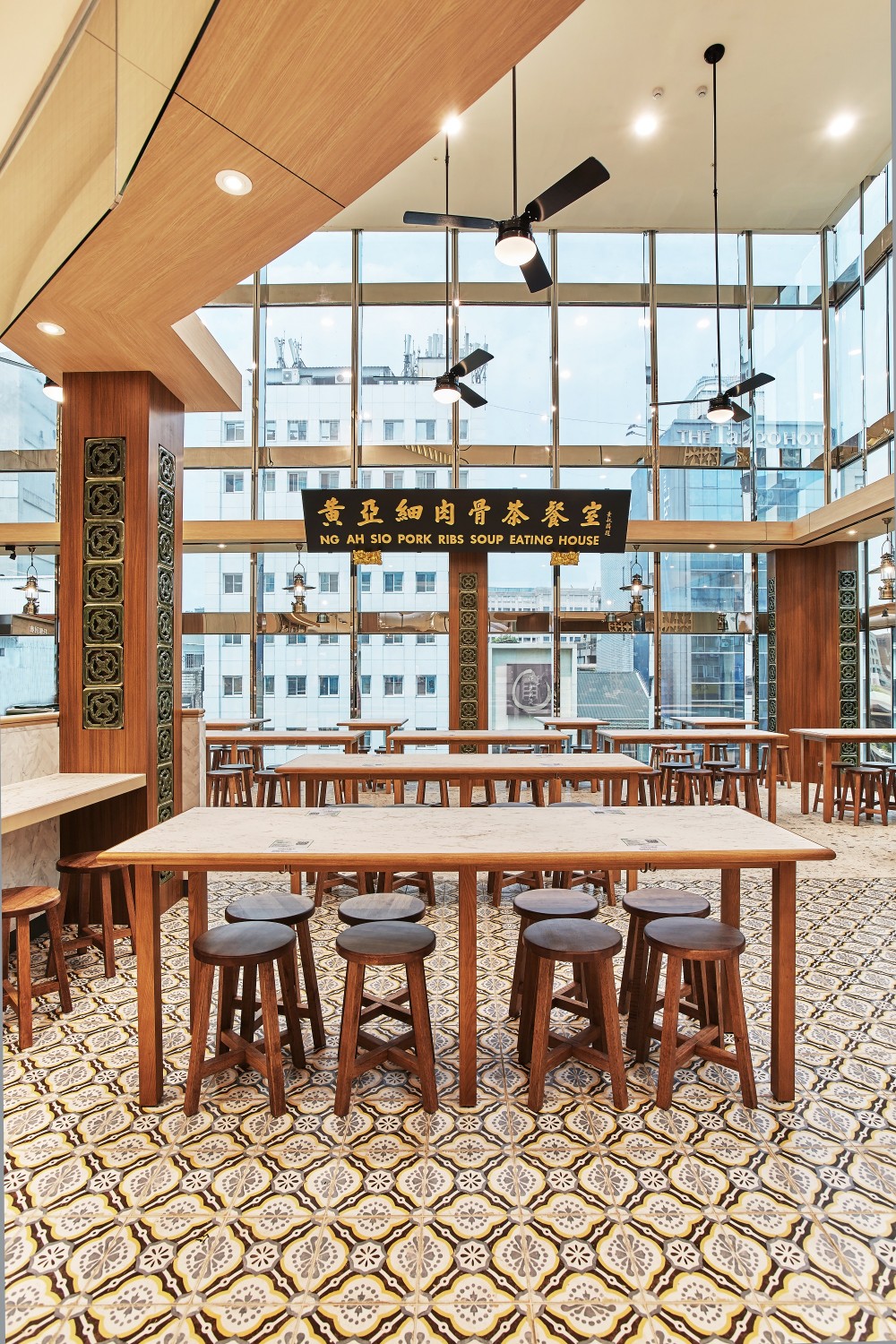 黃亞細肉骨茶台北三越南西店復刻打造新加坡總店牌匾招牌,更挑選大理石餐桌、娘惹風格牆壁與地磚,及復古吊扇,塑造濃濃南洋風情的新加坡茶餐室風格!