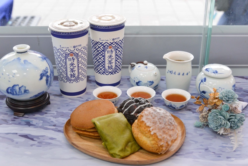【圖說三】「全家」Let's Café創超商通路首例,將茶葉沖泡出來的新鮮茶汁製成「冰萃茶磚」,鎖住仙女紅茶的清新香氣及紅艷湯色,只要熱水沖泡,即可還原仙女紅茶本味,杯杯都