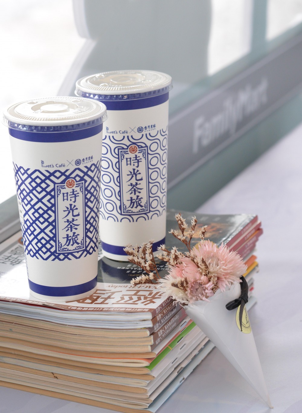 【圖說二-2】全家便利商店Let's Café自5月8日起將於全台逾3300家推出「時光茶旅」系列,長期販售兩款中式茶飲「仙女紅茶」、「仙女醇奶茶」,重現府城飄香超過半世紀的古早味!