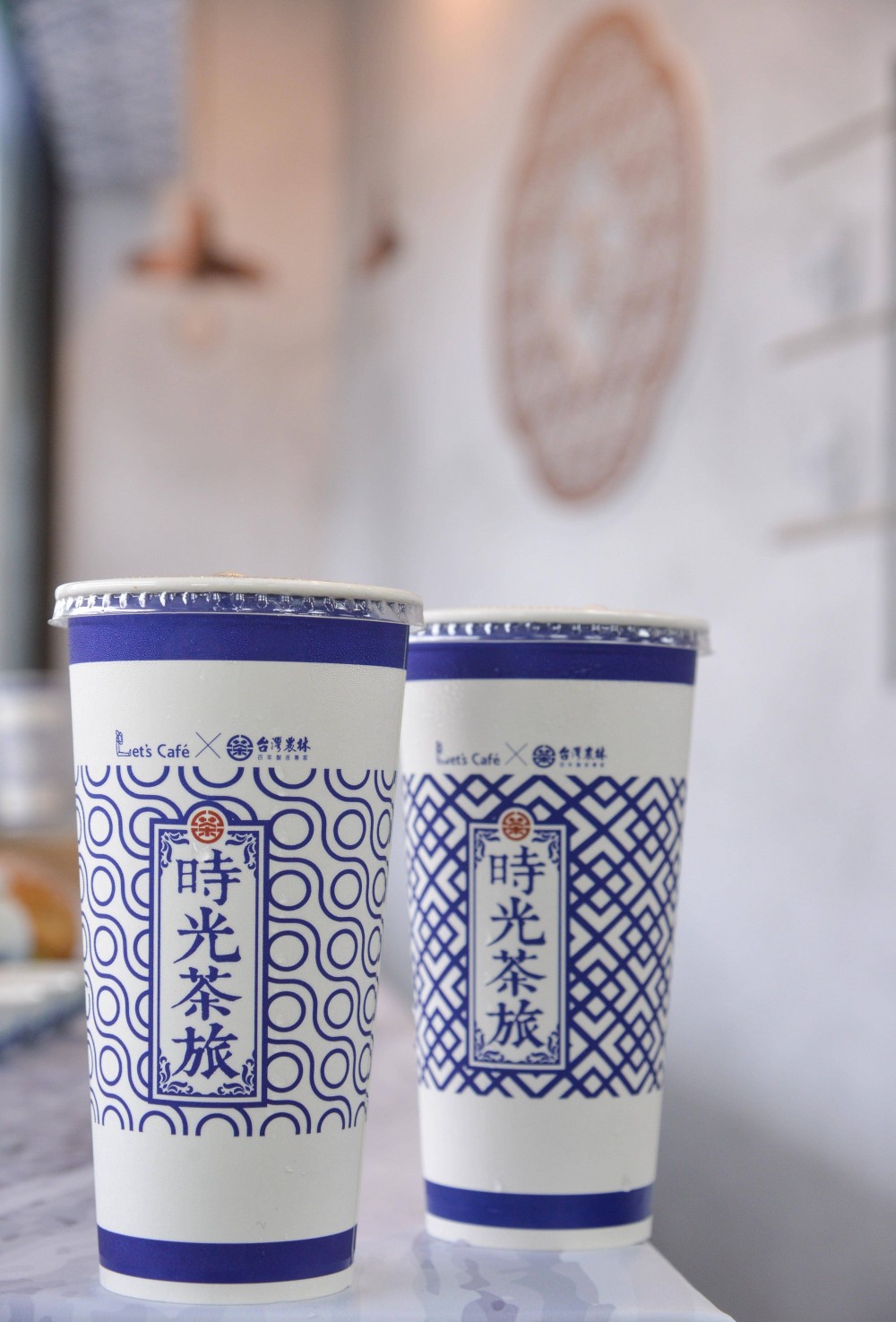 【圖說二-3】全家便利商店Let's Café自5月8日起將於全台逾3300家推出「時光茶旅」系列,長期販售兩款中式茶飲「仙女紅茶」、「仙女醇奶茶」,重現府城飄香超過半世紀的古早味!