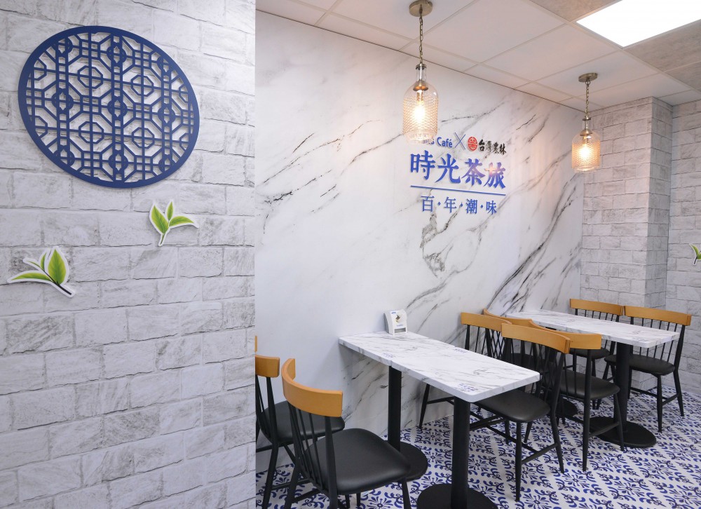 【圖說五-3】復古時尚的中式茶館現身台北街頭,全家Let's Café「時光茶旅」主題店吹起青花文藝風,百年潮味就在全家便利商店,是型男或潮女都不能錯過的洗版打卡熱點!
