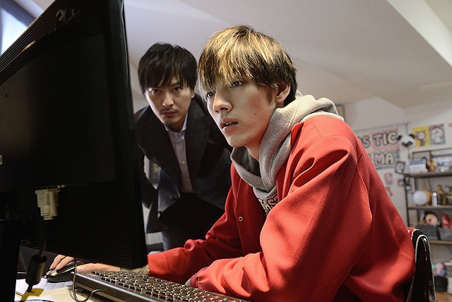 貞子:起源_劇照04_清水尋也飾演YouTuber 為博得人氣而闖入詭異公寓中