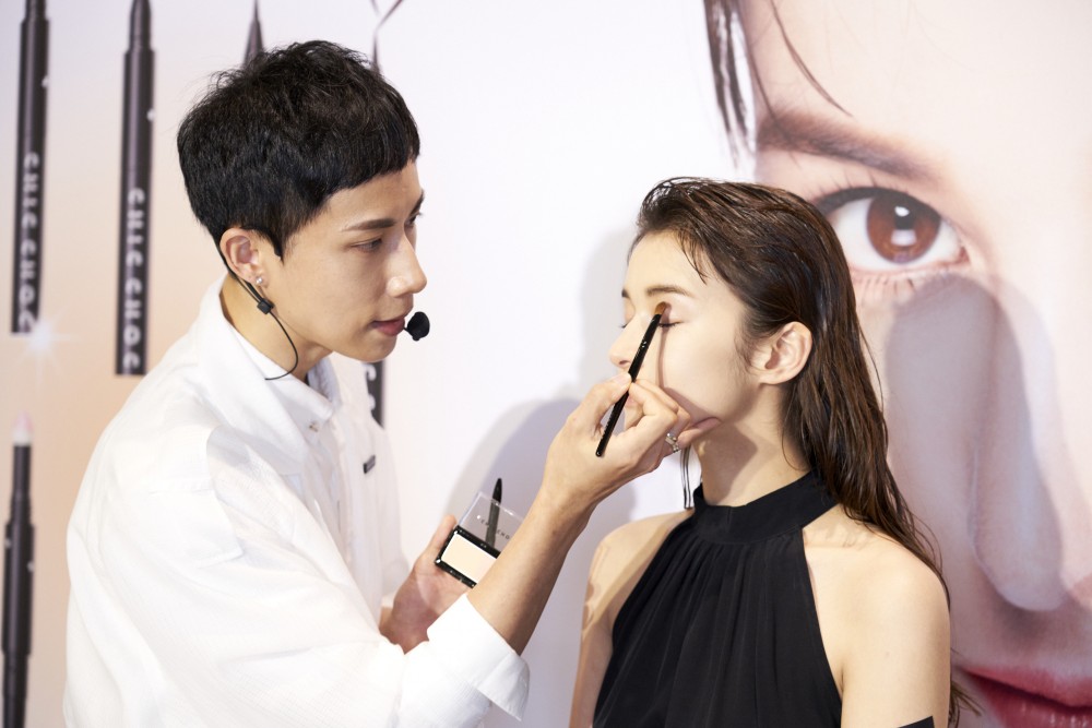 CHIC CHOC190509_2019SS彩妝「一筆Fun閃」_ LOOK 1 夏日新清妝容_人瑋老師先使用「透光雙色頰採#02 蜜桃色」的頰採進行眼周打底