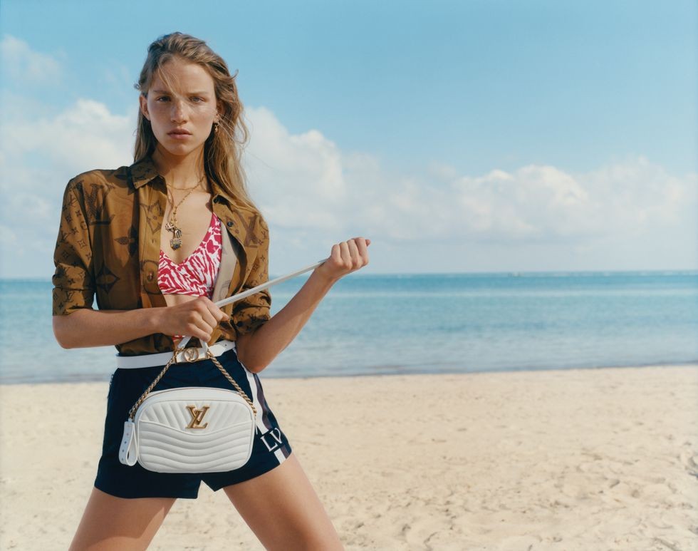 batch-02-white-camera-bag-louis-vuitton-new-wave-1557733031