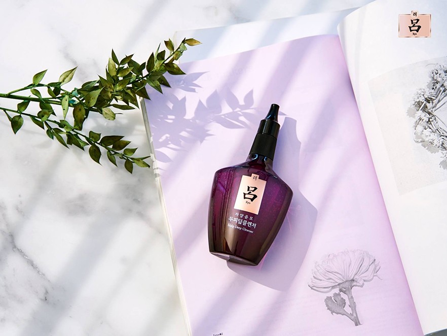 《呂 滋養韌髮 頭皮深層清潔液》內含天然薄荷油,帶給頭皮舒適涼感,濃縮紫色微粒深層清潔頭皮。