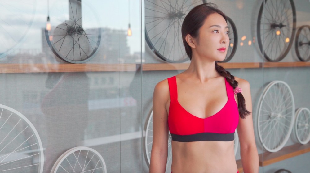 吳速玲穿著維秘超模創立品牌VAARA