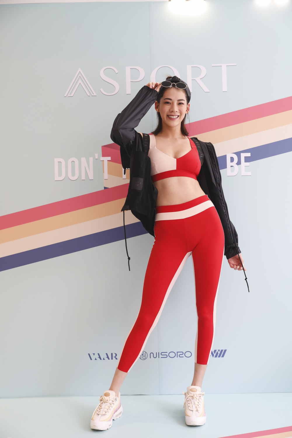 知名模特KOL洪文安以背帶式外套搭配運動衣運動後直接出門下午茶也很時尚