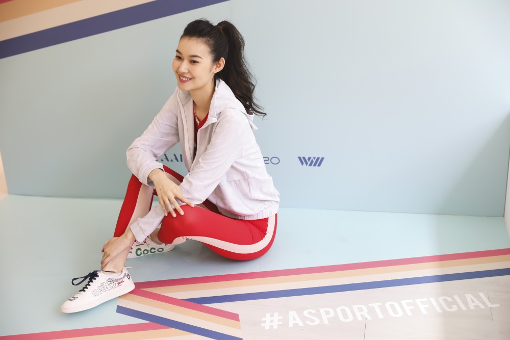 董若彤搭配大理石紋外套展現年輕氣息