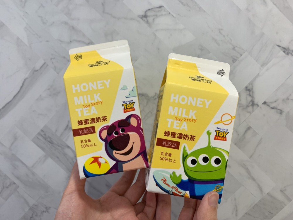 蜜蜂工坊-蜂蜜濃奶茶共有三眼怪、巴斯光年、胡迪、熊抱哥4種款式,即日起至7月2日2件65元。(1)