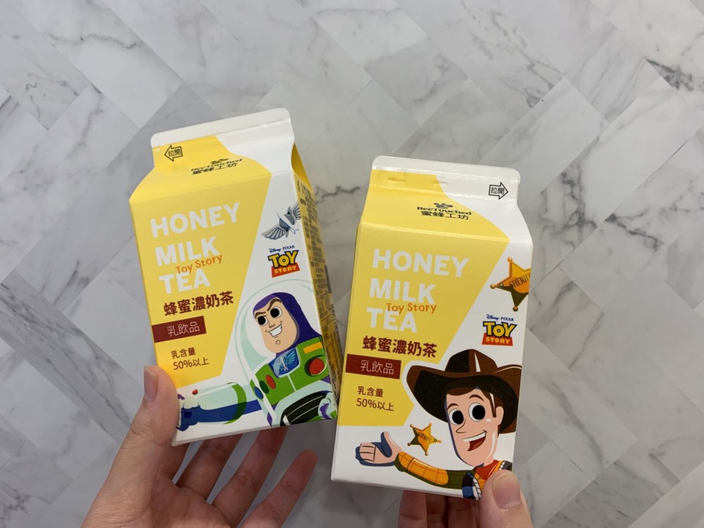 蜜蜂工坊-蜂蜜濃奶茶共有三眼怪、巴斯光年、胡迪、熊抱哥4種款式,即日起至7月2日2件65元。(2)