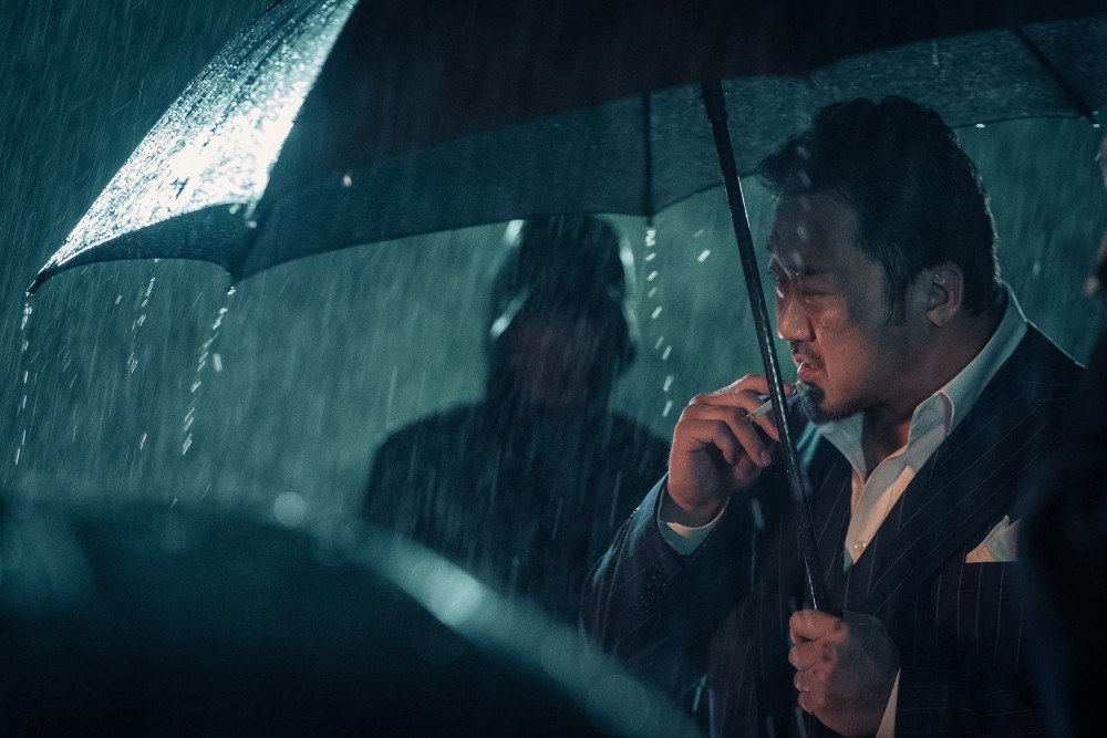 20190612威視電影《極惡對決》劇照03-馬東石與金成圭雨中激烈打鬥戲