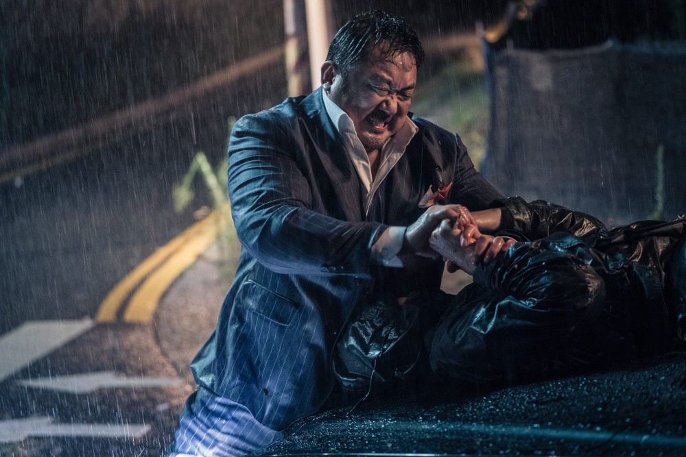 20190612威視電影《極惡對決》劇照04-馬東石與金成圭雨中激烈打鬥戲