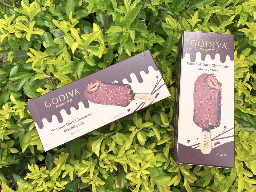 GODIVA夏威夷果仁黑巧克力流心雪糕有別於市面雪糕包裝設計，特別以猶如禮盒般開闔方式，讓每一口的濃郁沁涼享受，都如同給自己的驚喜小禮，IG打卡吸睛程度滿分！