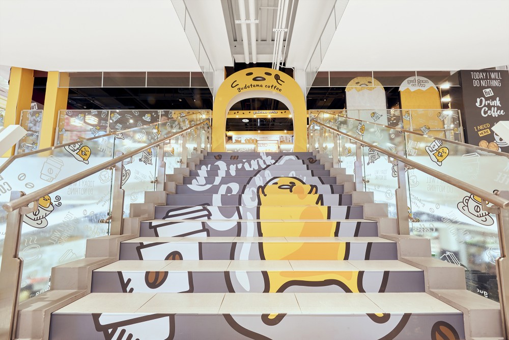 位於湳雅廣場1F正中央的蛋黃哥咖啡廳吸晴破表，入口處就可看到蛋黃哥手舉咖啡豆的造型拱門，似乎有股蛋之魔力正在召喚你走上慵懶大道！