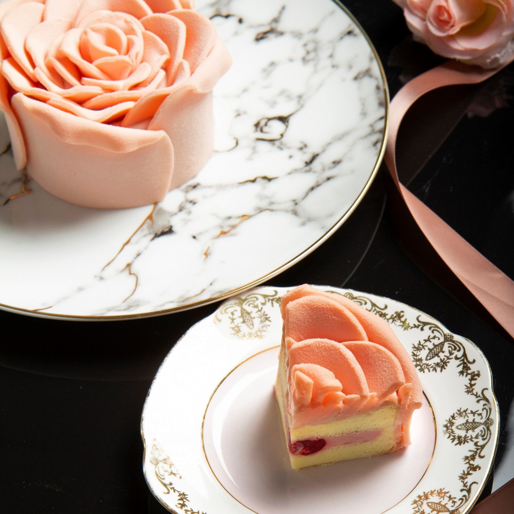 圖3.「粉紅凡爾賽」綿密鬆軟中包裹著清爽迷人的覆盆子果醬與手工醃漬櫻桃內餡,交織出愛情的各種美妙滋味