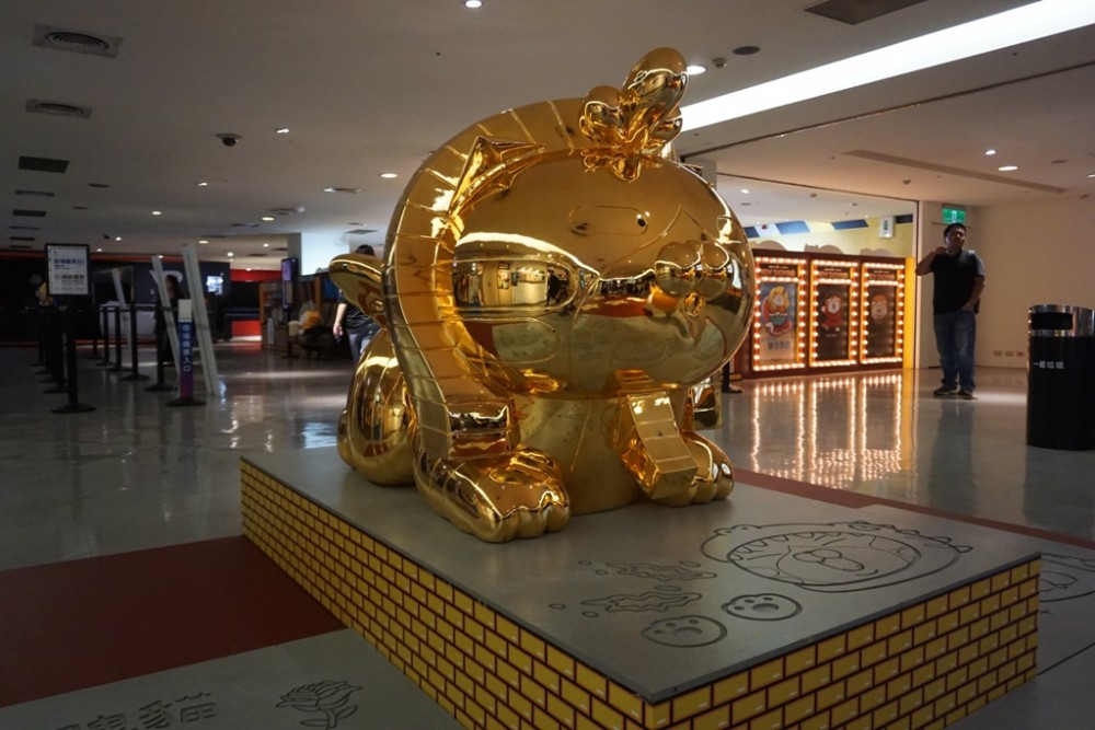 6. 台中新光影城大廳_大尊閃閃爛面獅身像