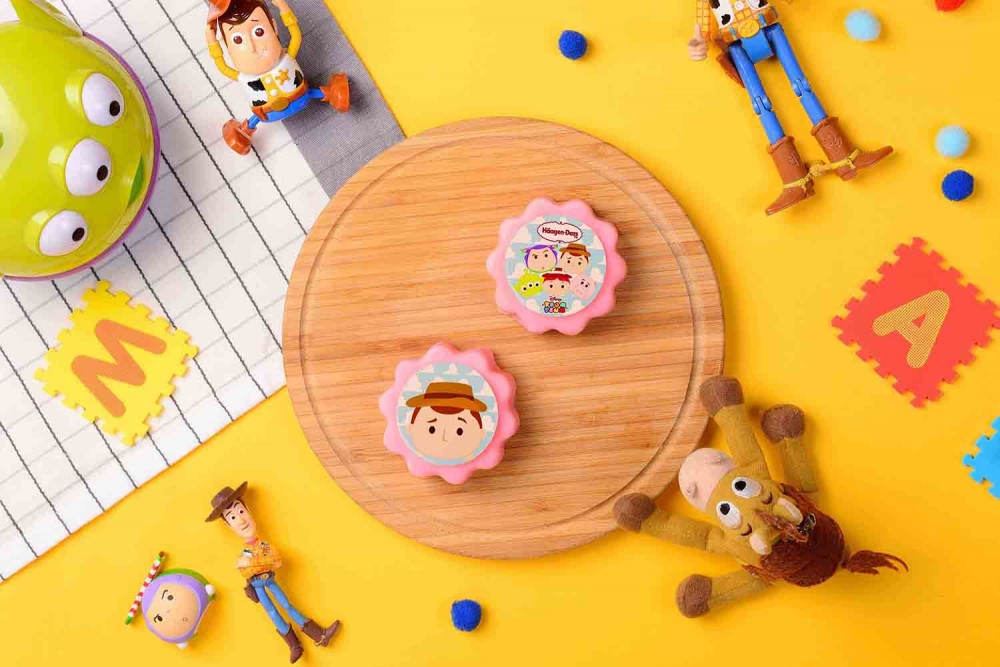 Häagen-Dazs「團趣中秋」禮盒,加入奇異果芒果優格和橙香柚子口味,讓胡迪與夥伴們的可愛造型與酸甜的頂級冰淇淋口味,從裡到外收服大小朋友的...