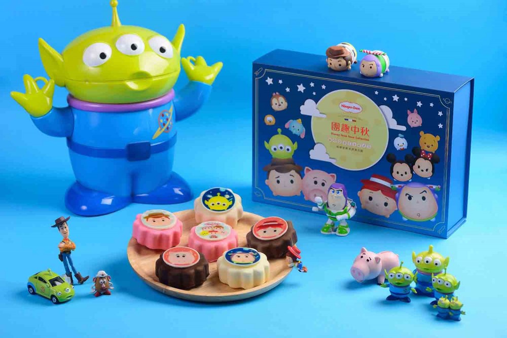 Häagen-Dazs以「心奇想 新團聚」為題,今年再度與迪士尼攜手推出限量「團趣中秋」禮盒,即日起至8/23,預購月餅禮盒最低可享72折。