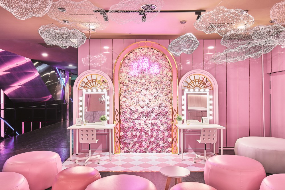 圖二之二：美滋鍋917開幕將推出「女神同行」最高五折優惠，並特別推出美髮服務，設置明星梳妝造型區，於開幕期間提供顧客免費美髮造型服務。