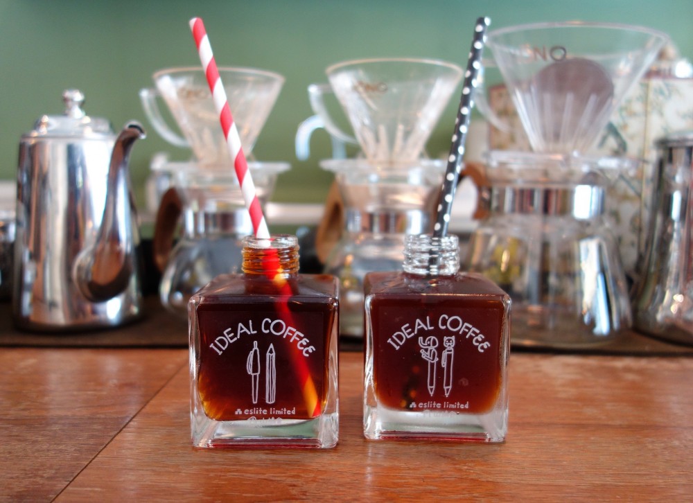 誠品與文青咖啡沛洛瑟咖啡店合作推出「墨水瓶冷萃咖啡」,推薦價150元。(誠品信義店展場限定)