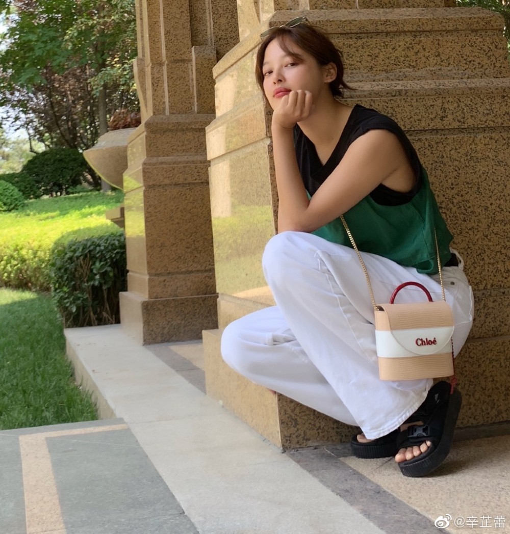 辛芷蕾肩背Chloé Aby Lock特別款迷你鎖頭包,包款價格約台幣六萬元,台灣未販售。(照片取自辛芷蕾微博)