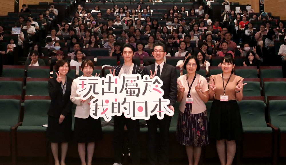 0813_日本觀光局玩出屬於我的日本_藝人曹佑寧與現場民眾合影