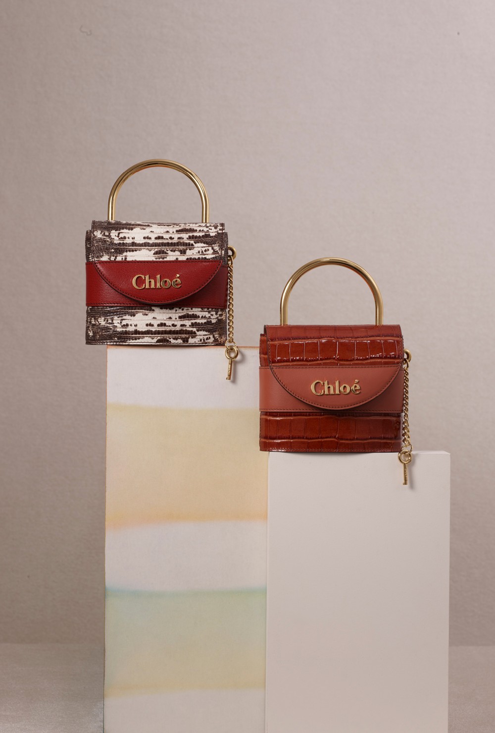 5. Chloé Aby Lock 自年初巴黎時裝週秋冬大秀首次曝光後,便被譽為今年時尚圈最受期待的話題包款;(左起) Chloé Aby Lock 咖啡色蜥蜴皮壓紋迷你鎖頭包與紅棕色鱷魚皮壓紋迷你鎖頭包,