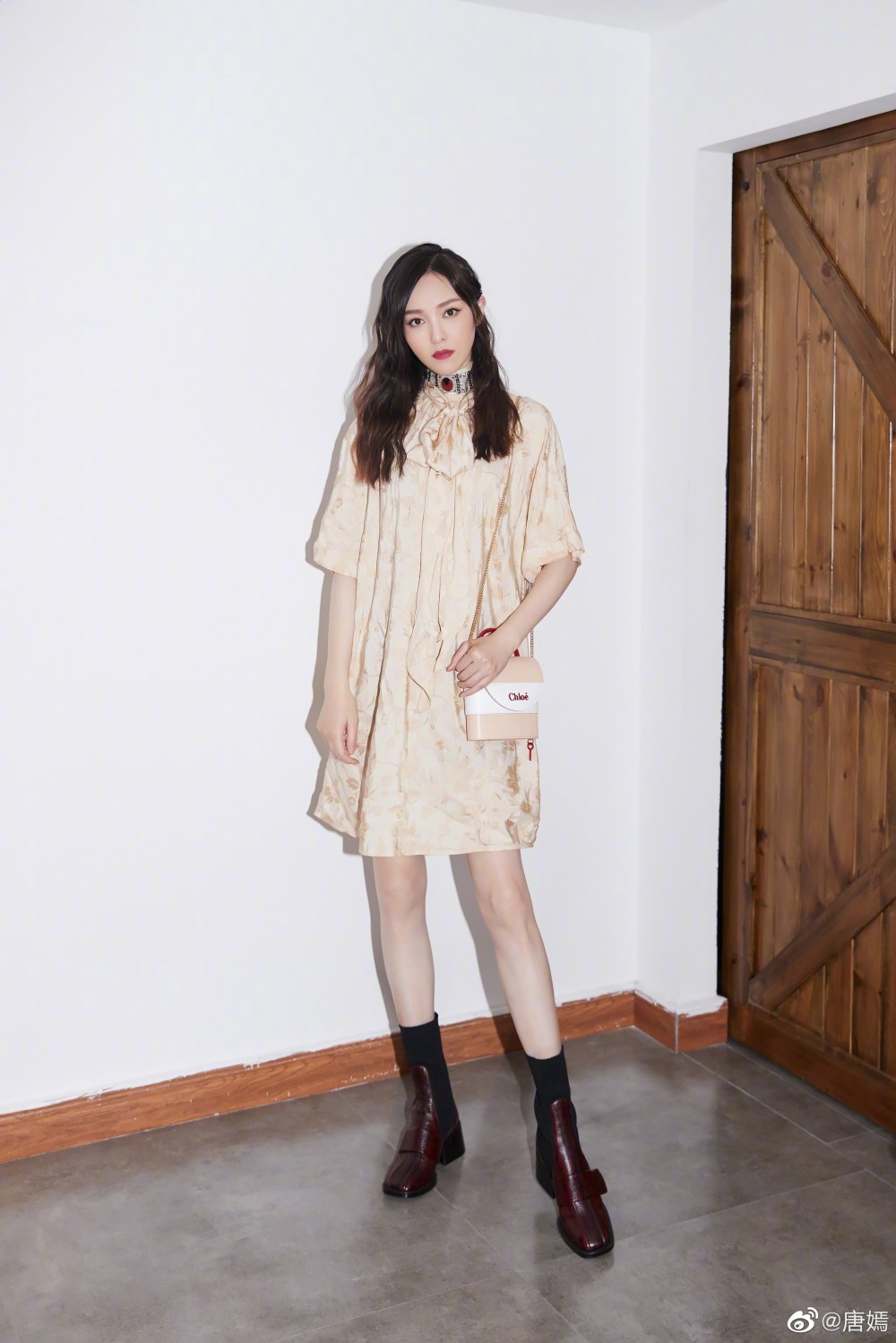 7. 唐嫣肩背Chloé Aby Lock特別款迷你鎖頭包,包款價格約台幣六萬元,未公開販售。(照片取自唐嫣微博)