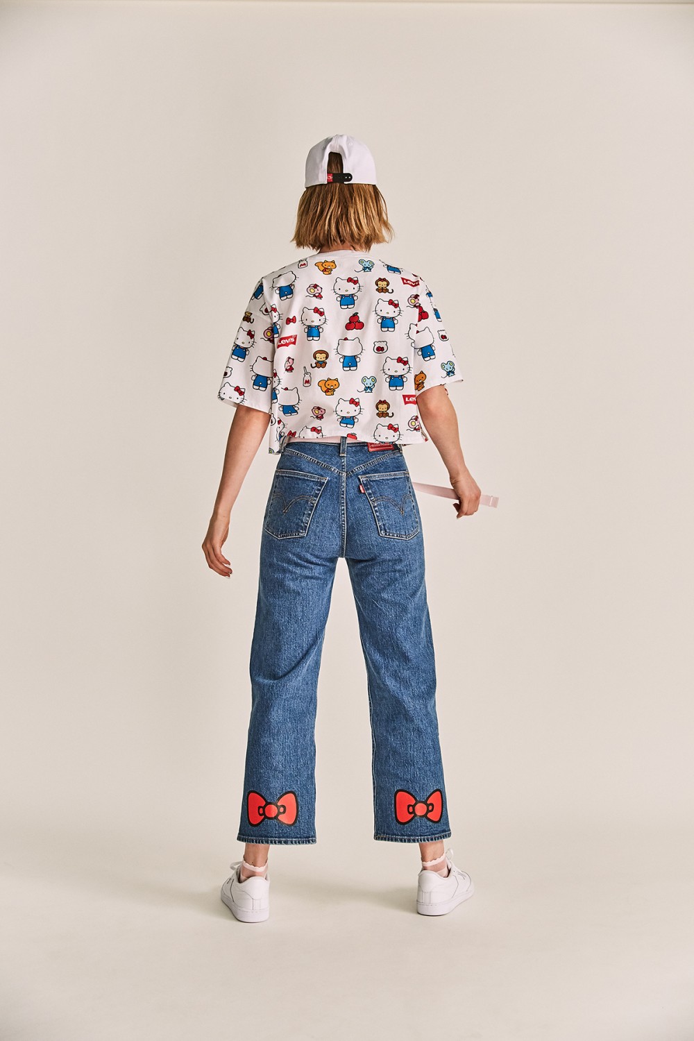 LEVI’S® x HELLO KITTY® 聯名系列,此聯名以街頭美式風格設計,包括各式短TEE上著、帽TEE與丹寧產品_1