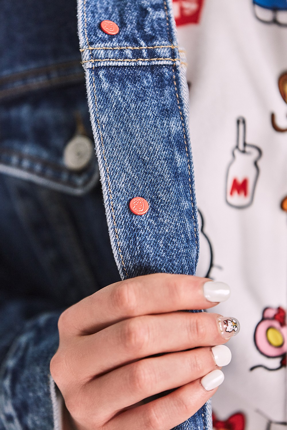LEVI’S® x HELLO KITTY® 聯名系列,特製的細節改造,刻上Hello Kitty®的紅鉚釘