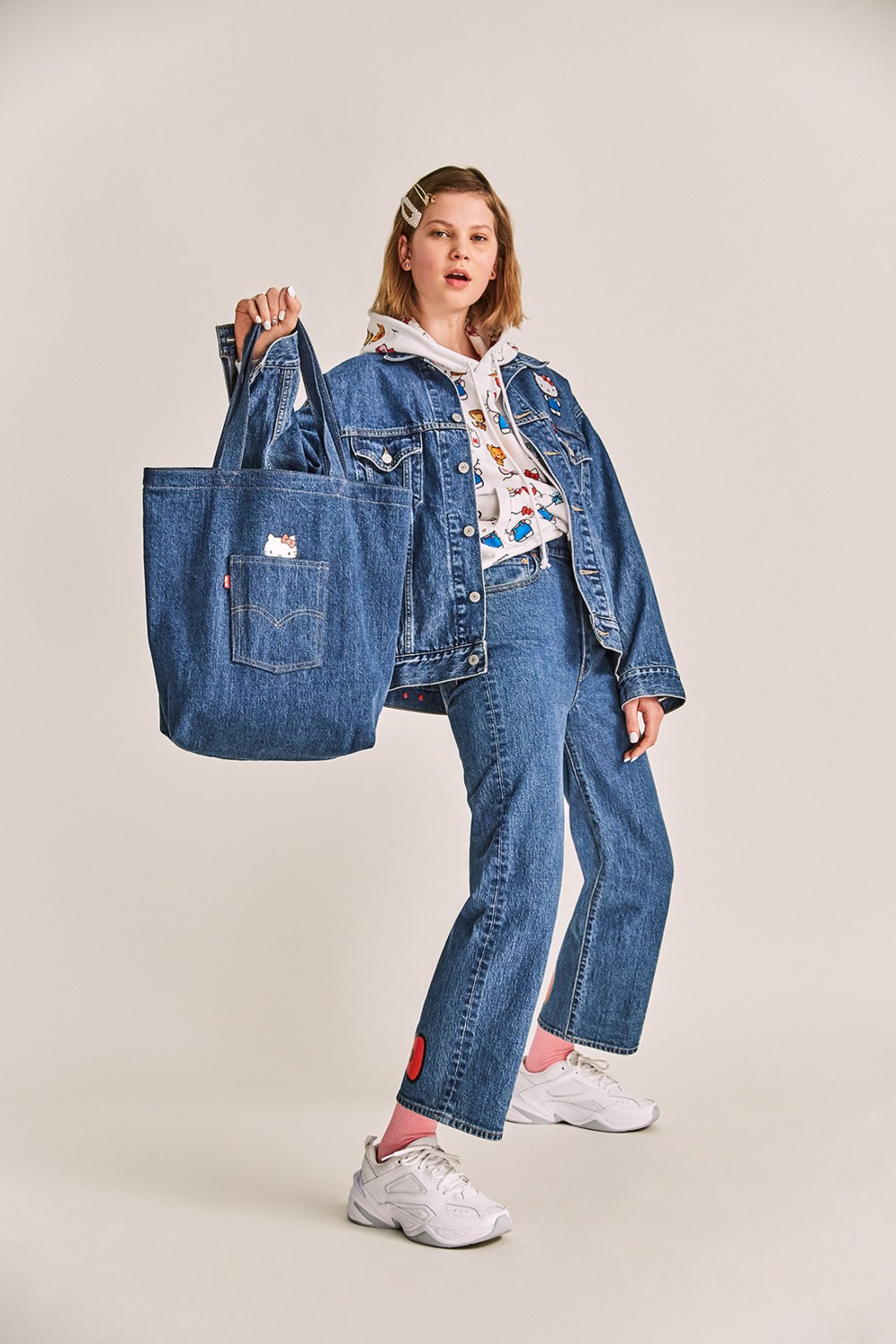 LEVI’S® x HELLO KITTY® 聯名系列,縫上Hello Kitty® 布章的復古老爹版型丹寧夾克