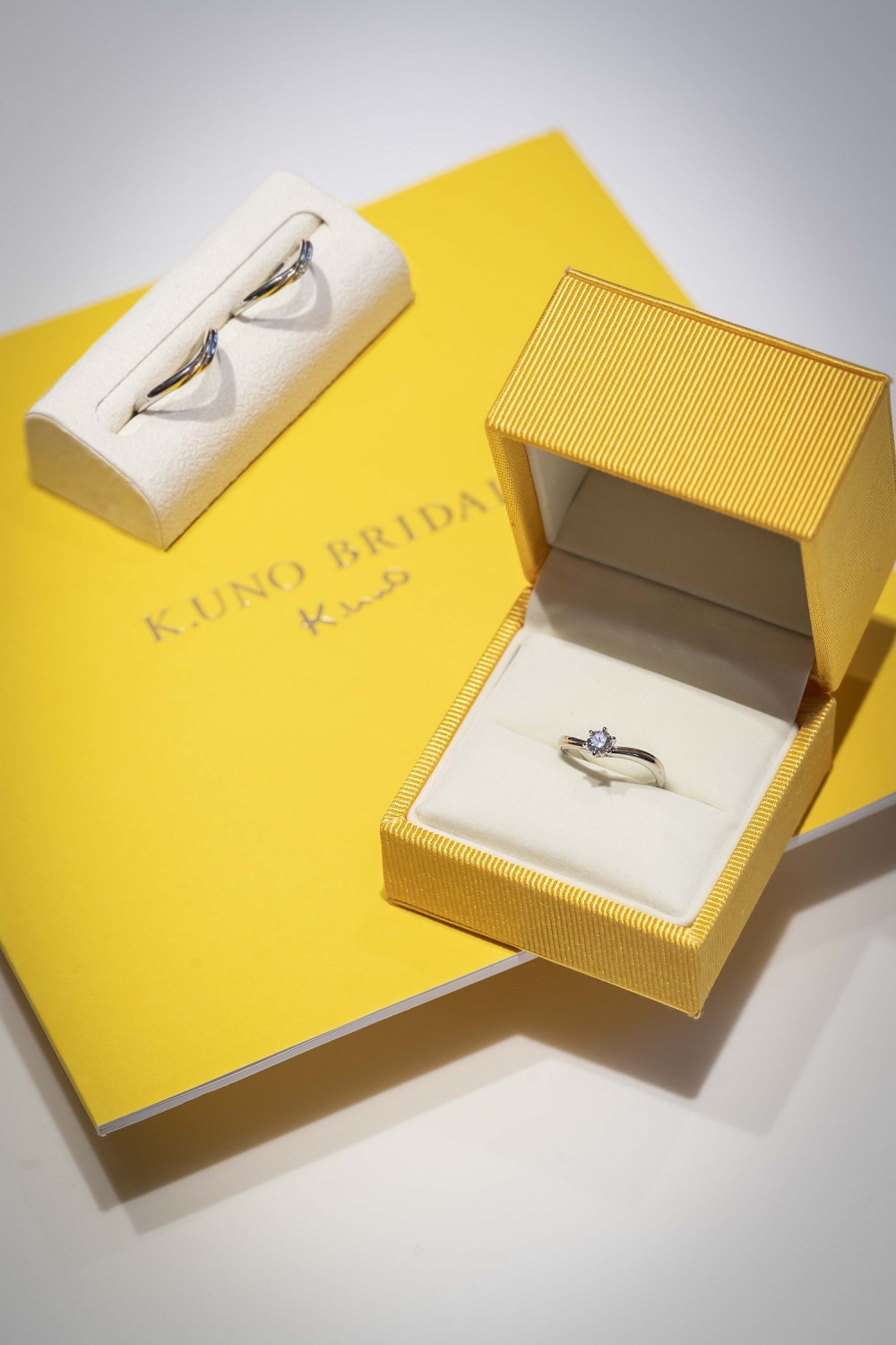 Luminare為K.UNO日本熱銷系列,沿著指尖流動的金色光芒,象徵著光線照射的模樣,願其照亮兩個人的未來