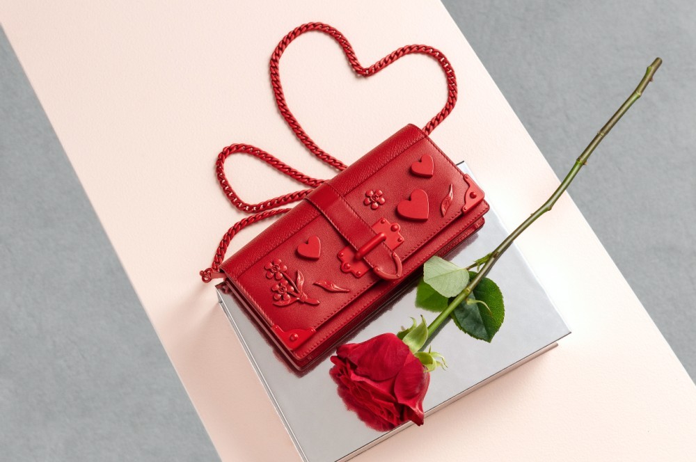 PRADA推出一系列心形限定單品2