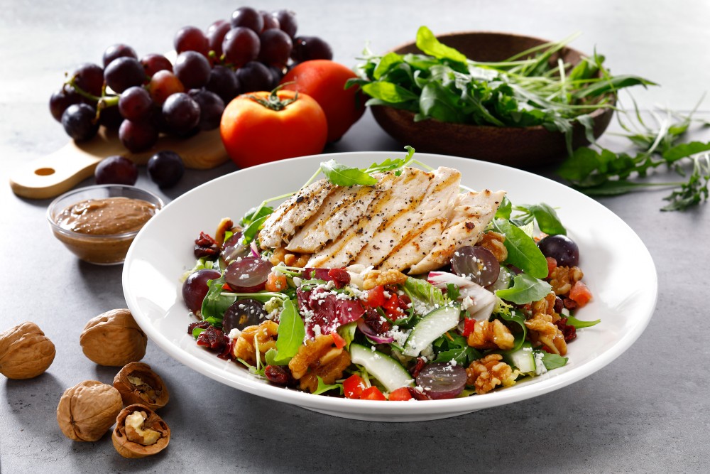 TGI FRIDAYS「樂活輕食光」夏季期間限定新菜-地中海雞肉豐收沙拉(圖由TGI FRIDAYS提供)